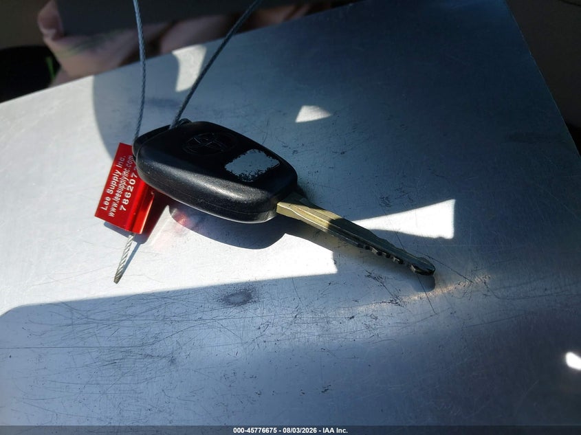 2014 TOYOTA CAMRY LE · Фото 11