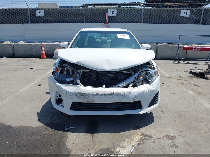 2014 TOYOTA CAMRY LE · Фото 12