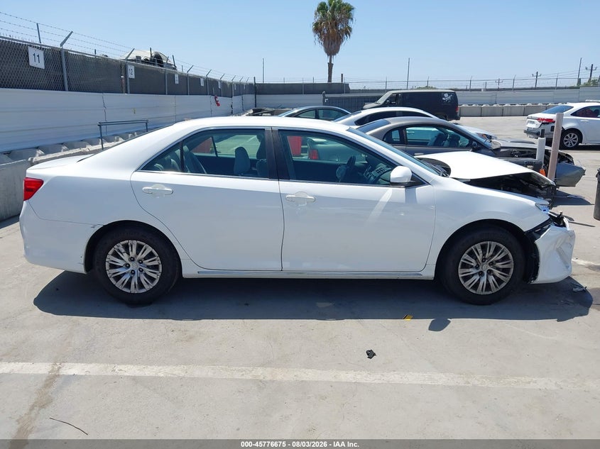 2014 TOYOTA CAMRY LE · Фото 13