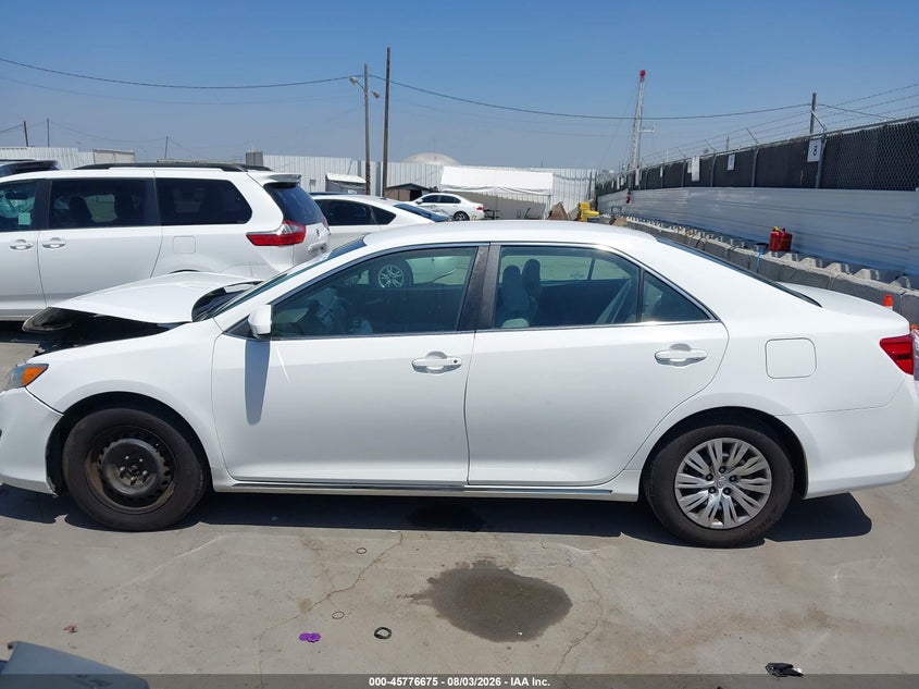 2014 TOYOTA CAMRY LE · Фото 14