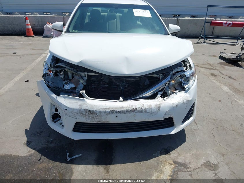 2014 TOYOTA CAMRY LE · Фото 6