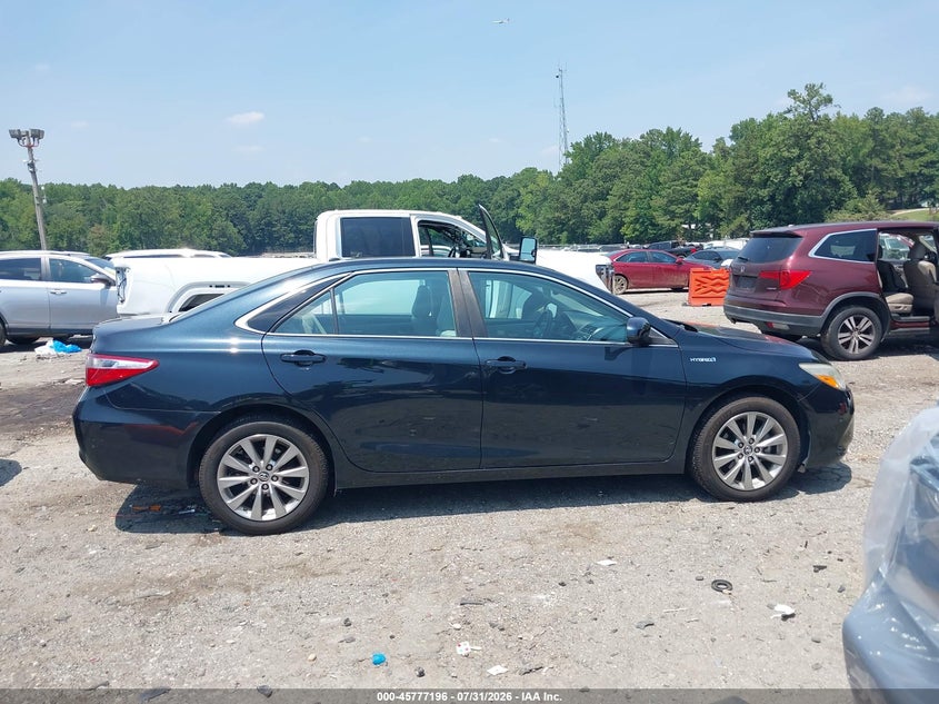 TOYOTA CAMRY HYBRID - zdjęcie 13