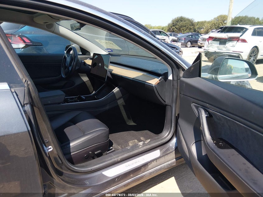 TESLA MODEL 3 - zdjęcie 5