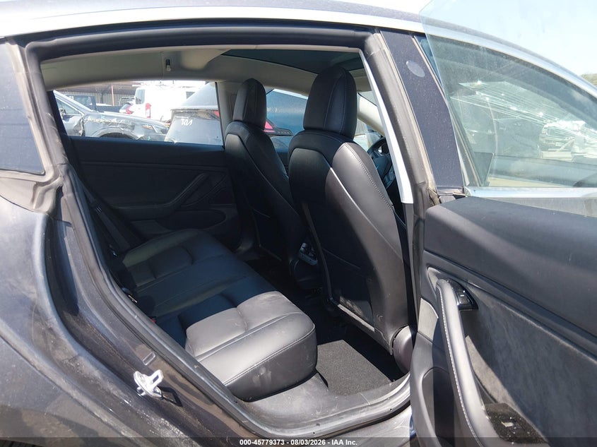 TESLA MODEL 3 - zdjęcie 8