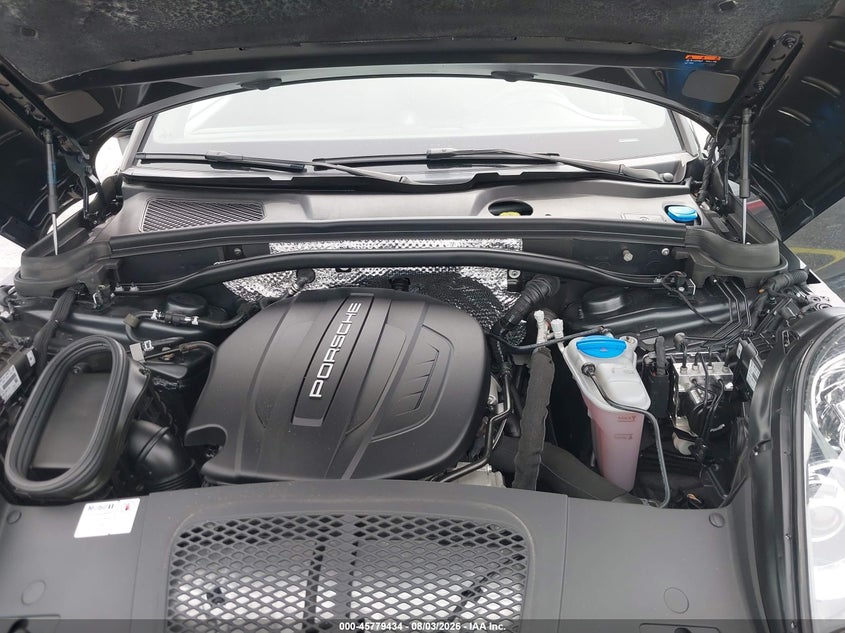 2018 PORSCHE MACAN SPORT EDITION · Photo 10