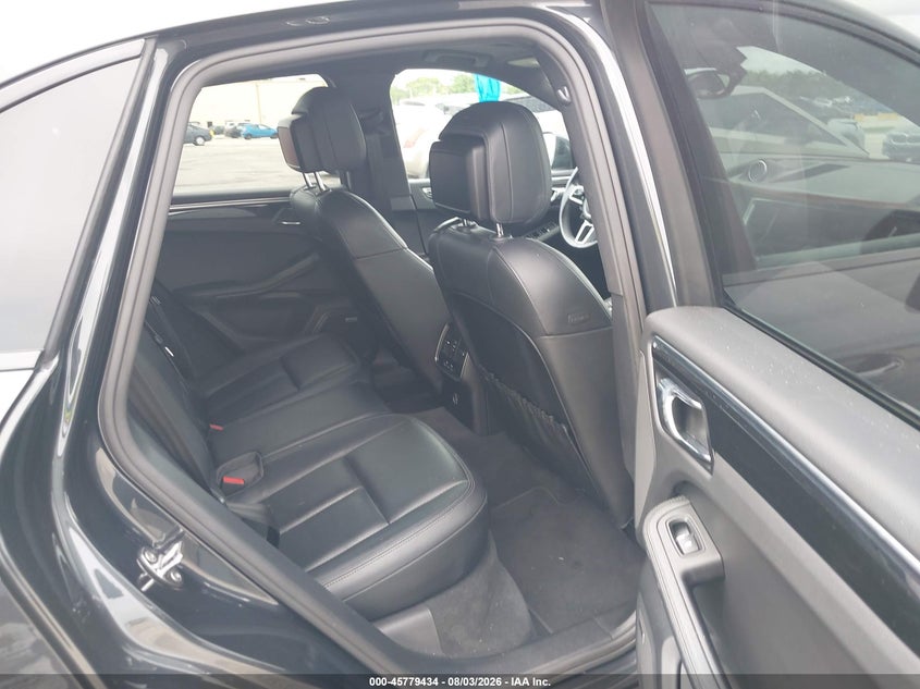 2018 PORSCHE MACAN SPORT EDITION · Photo 8