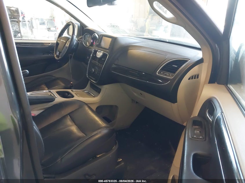 2012 CHRYSLER TOWN & COUNTRY auction photo 5