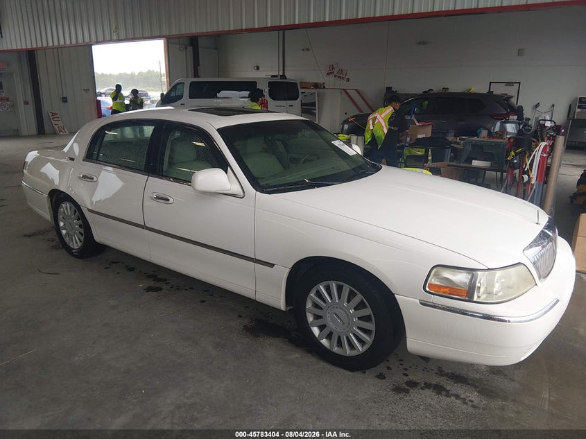 2005 Lincoln Town Car Signature Limited