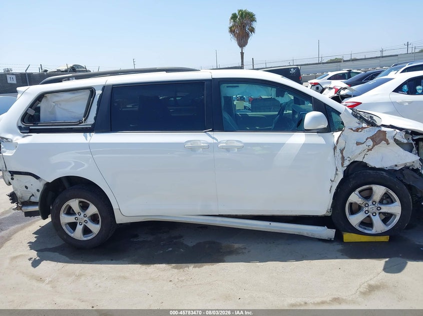 TOYOTA SIENNA - zdjęcie 13