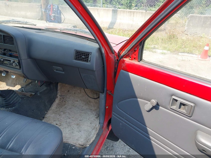 1990 TOYOTA PICKUP auction photo 5