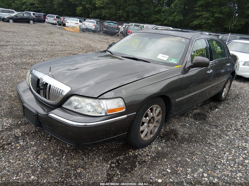 2005 LINCOLN TOWN CAR auction photo 2