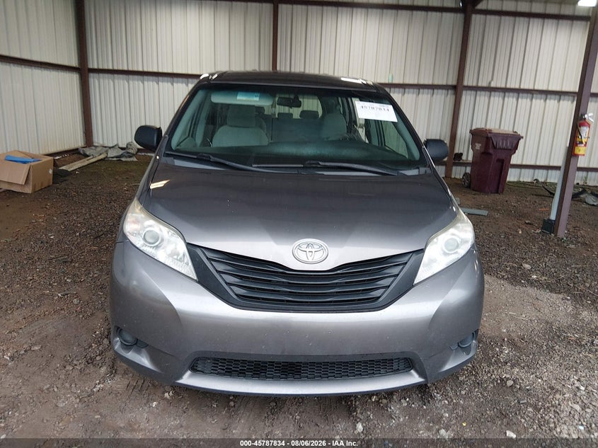 TOYOTA SIENNA - zdjęcie 13
