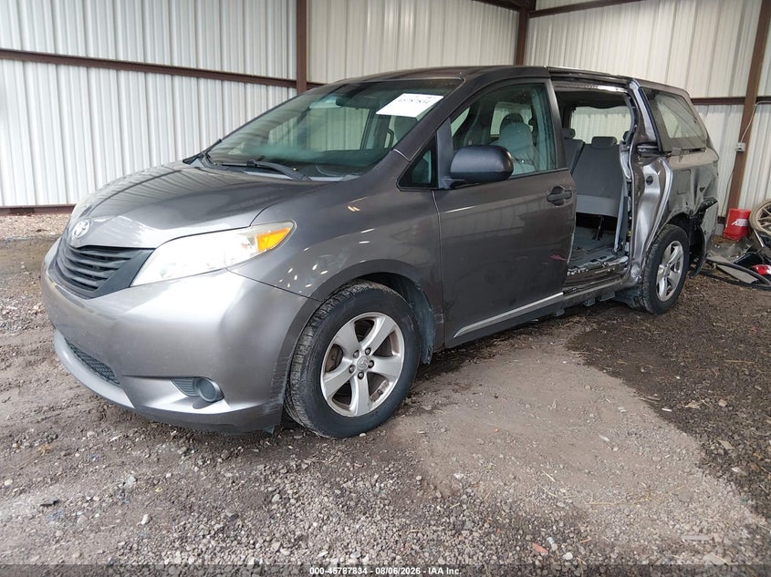 TOYOTA SIENNA - zdjęcie 2