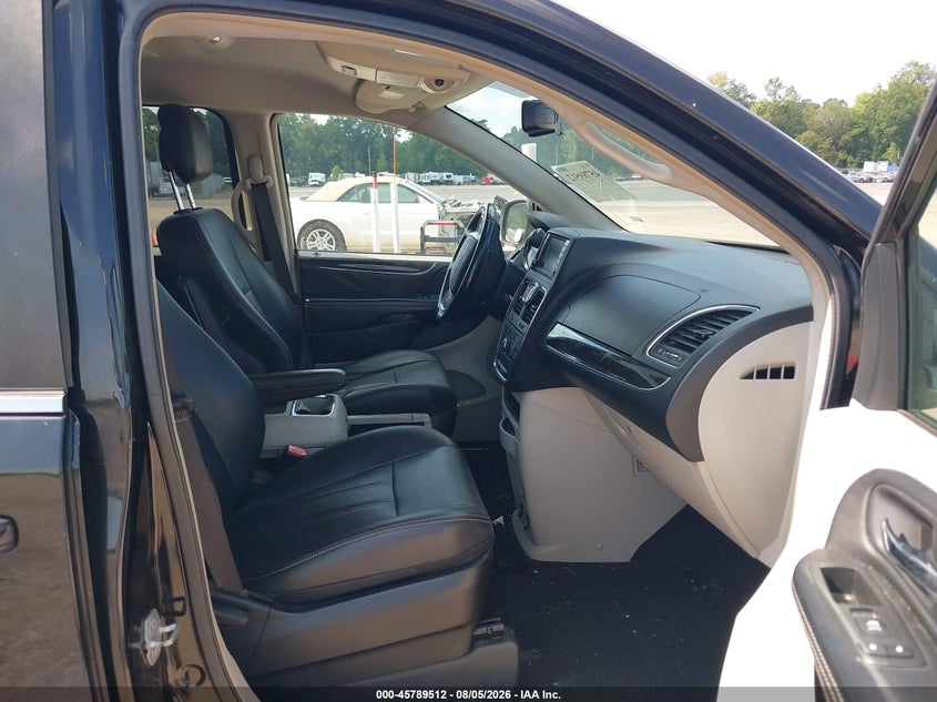 2016 CHRYSLER TOWN & COUNTRY auction photo 5