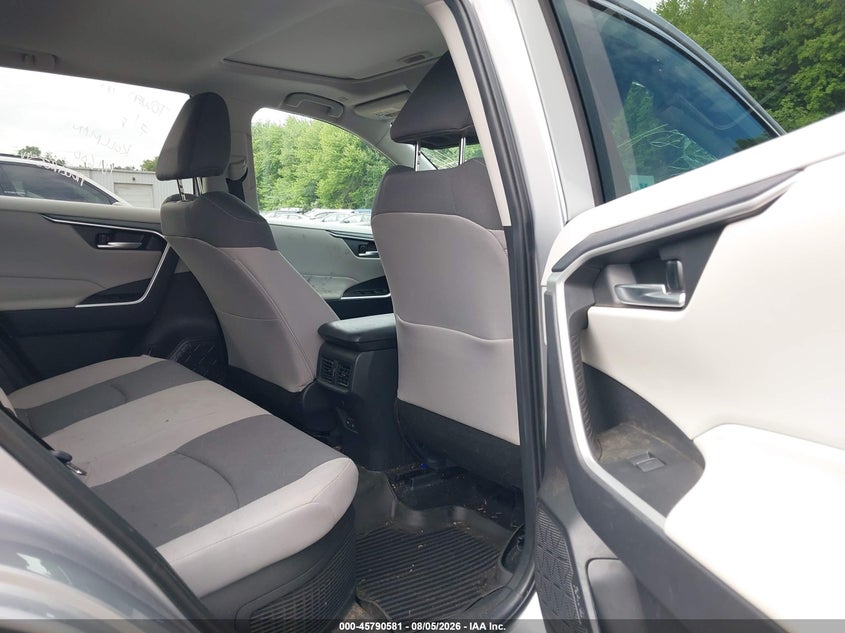 TOYOTA RAV4 HYBRID - zdjęcie 8