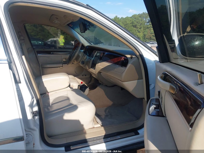 2011 LINCOLN TOWN CAR SEDAN 4.6L V-8 239HP
