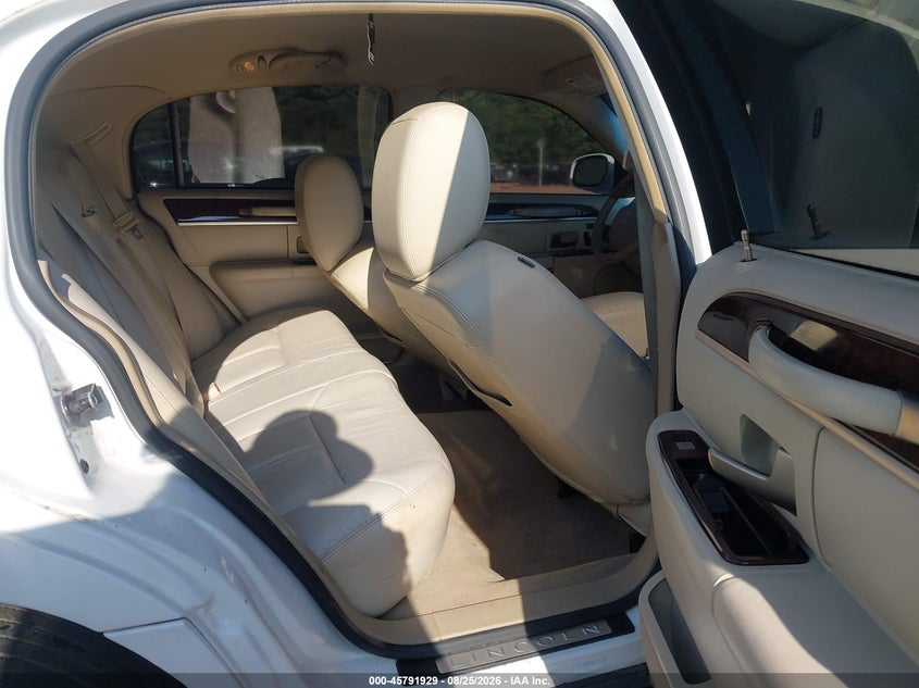 2011 LINCOLN TOWN CAR SEDAN 4.6L V-8 239HP