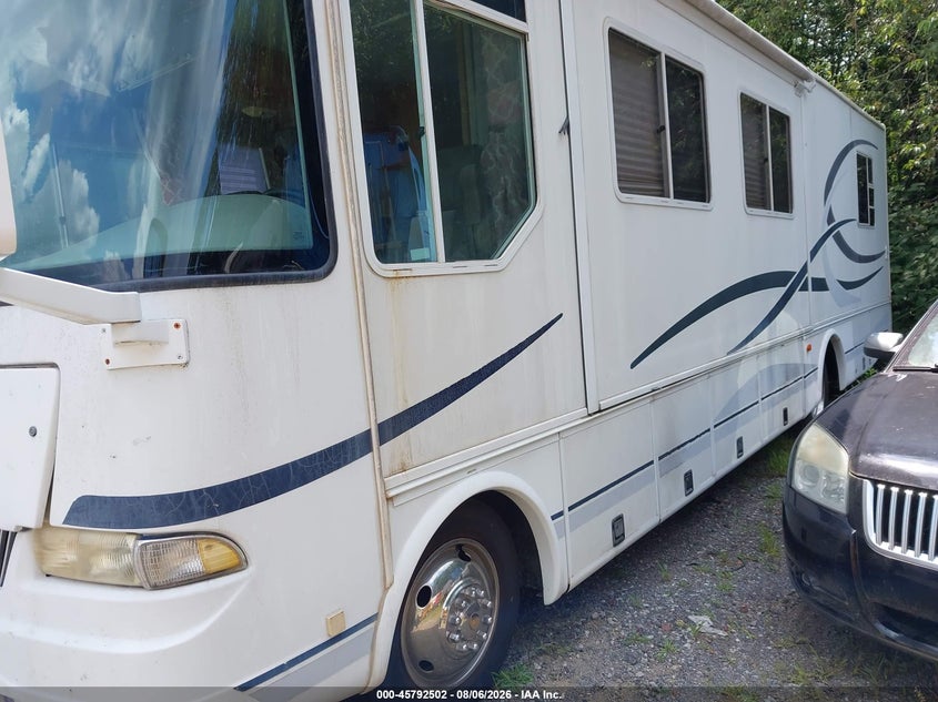 2002 WORKHORSE CUSTOM CHASSIS MOTORHOME CHASSIS auction photo 2