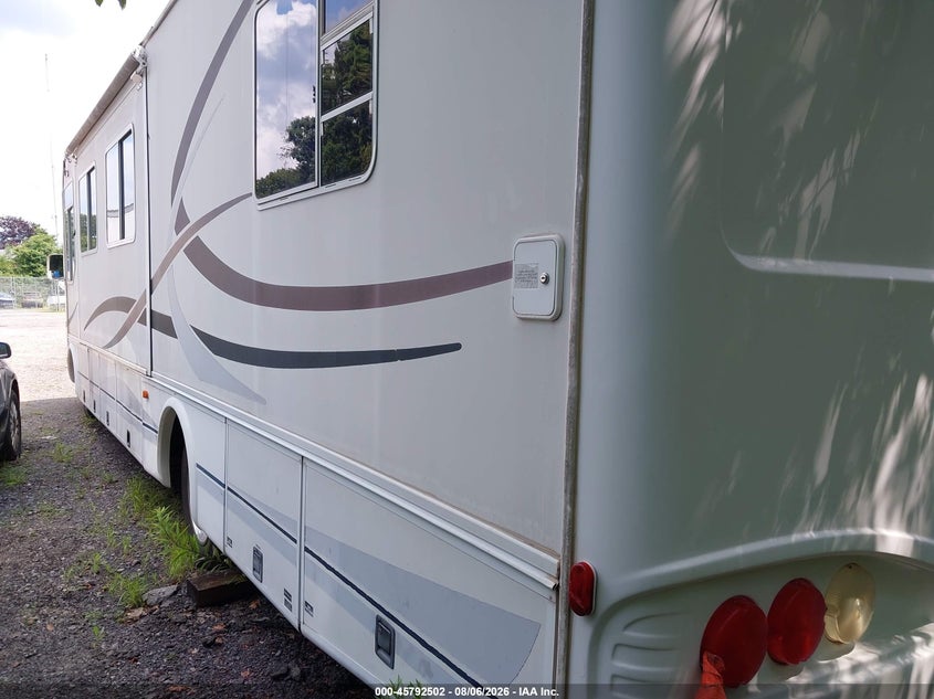 2002 WORKHORSE CUSTOM CHASSIS MOTORHOME CHASSIS auction photo 3
