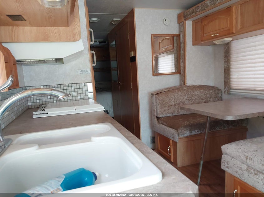 2002 WORKHORSE CUSTOM CHASSIS MOTORHOME CHASSIS auction photo 6