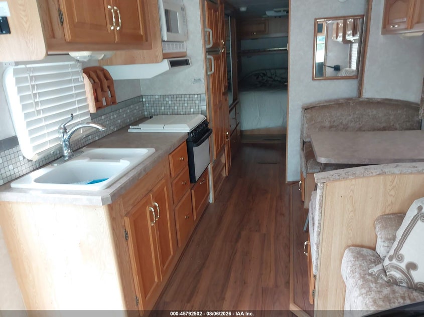2002 WORKHORSE CUSTOM CHASSIS MOTORHOME CHASSIS auction photo 8