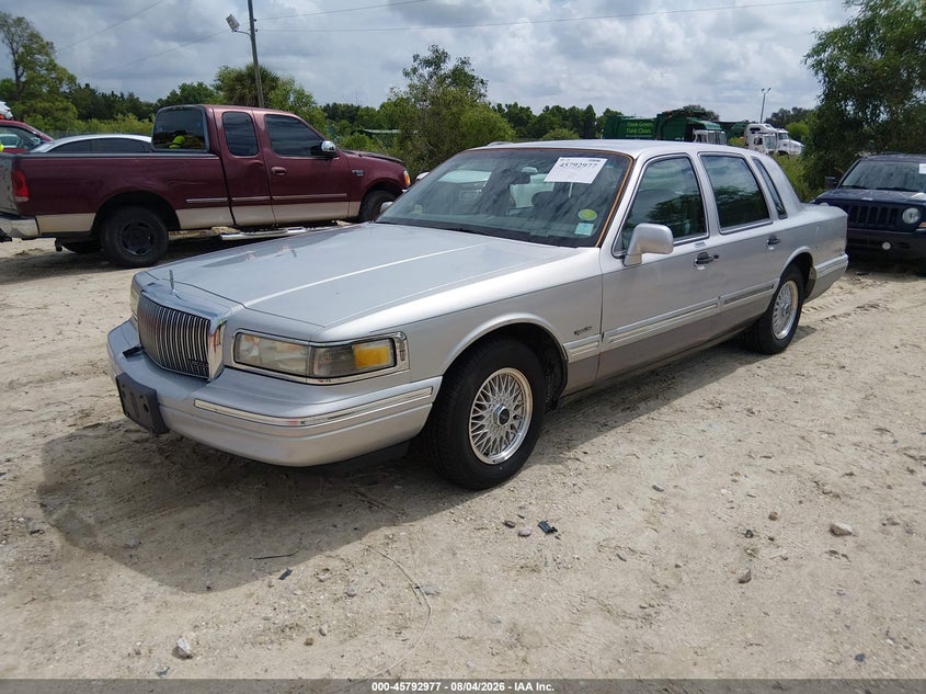1997 Lincoln Town Car Signature, Удар ззаду, IAAI, VIN 1LNLM82WXVY610462 — фото 2