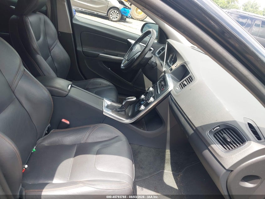 2016 VOLVO V60 CROSS COUNTRY auction photo 5
