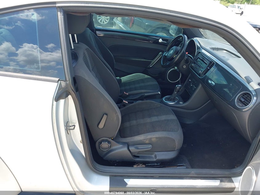 2012 VOLKSWAGEN BEETLE auction photo 5