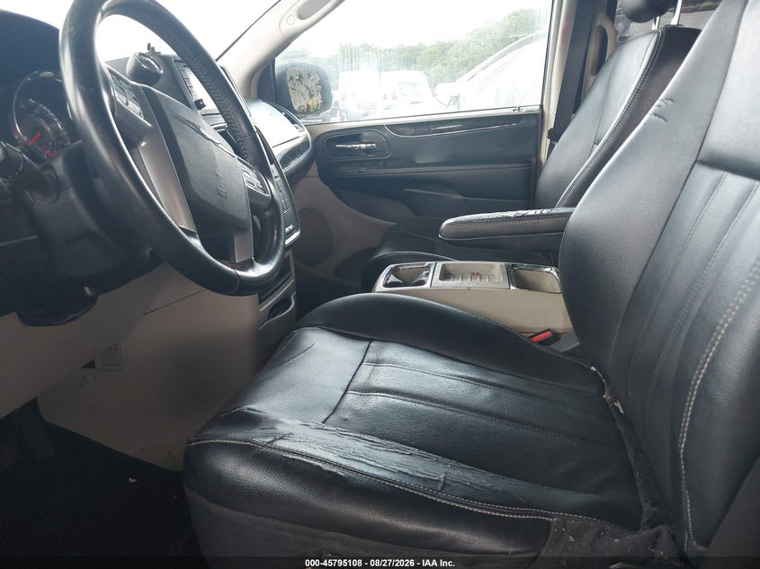 2014 CHRYSLER TOWN & COUNTRY auction photo 5