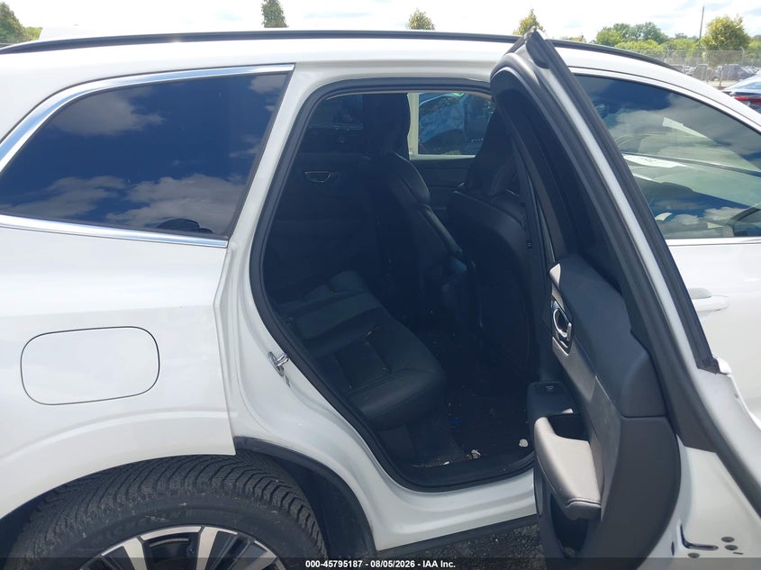 2022 VOLVO XC60 auction photo 8