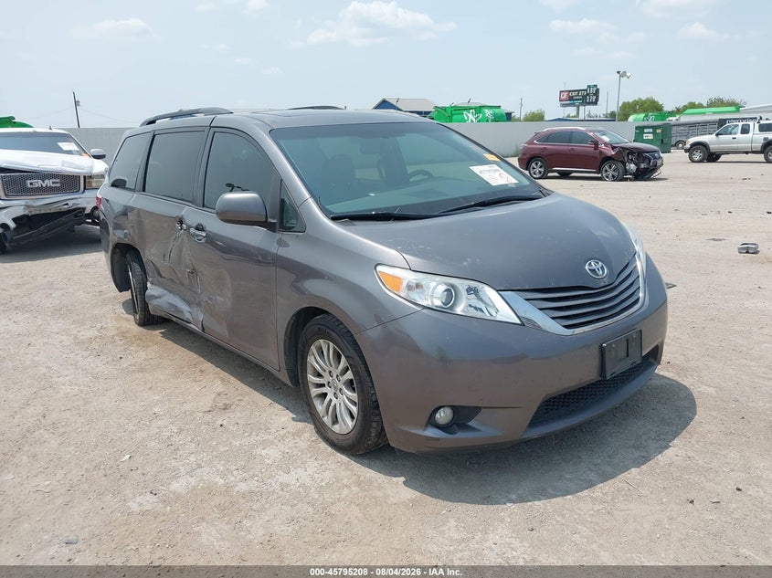 2017 TOYOTA SIENNA auction photo 1