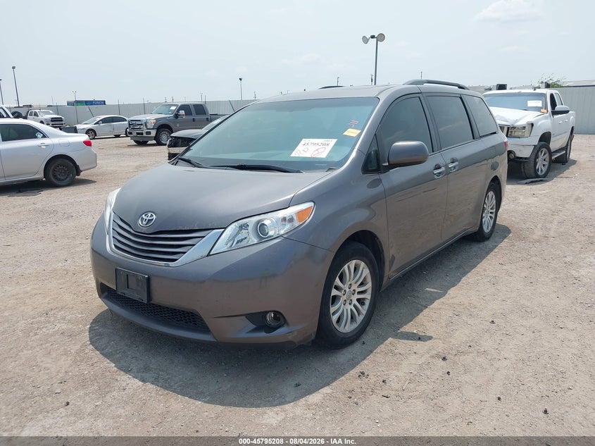 2017 TOYOTA SIENNA auction photo 2
