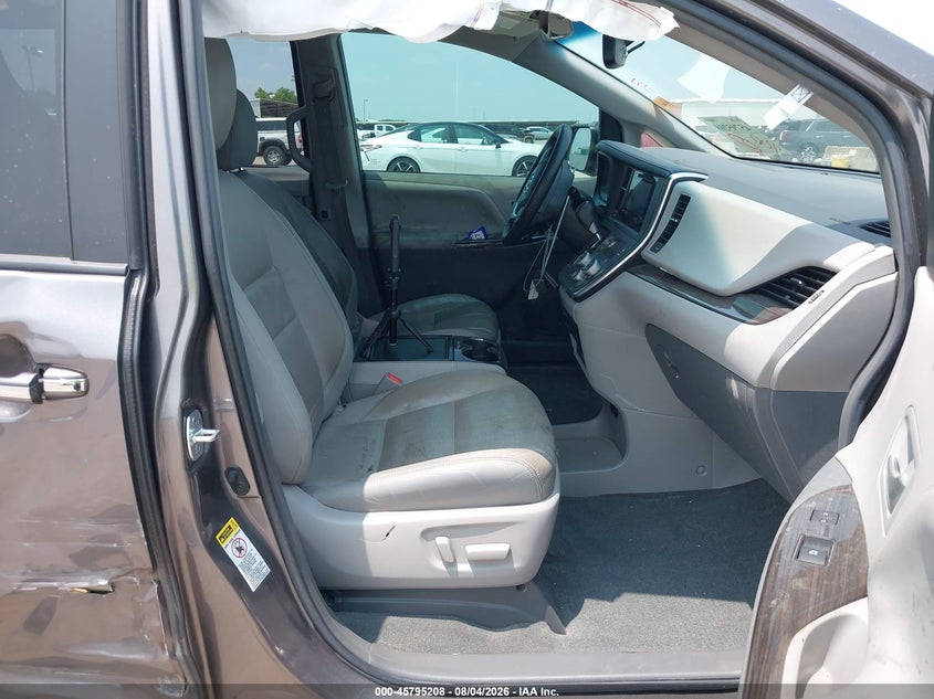 2017 TOYOTA SIENNA auction photo 5