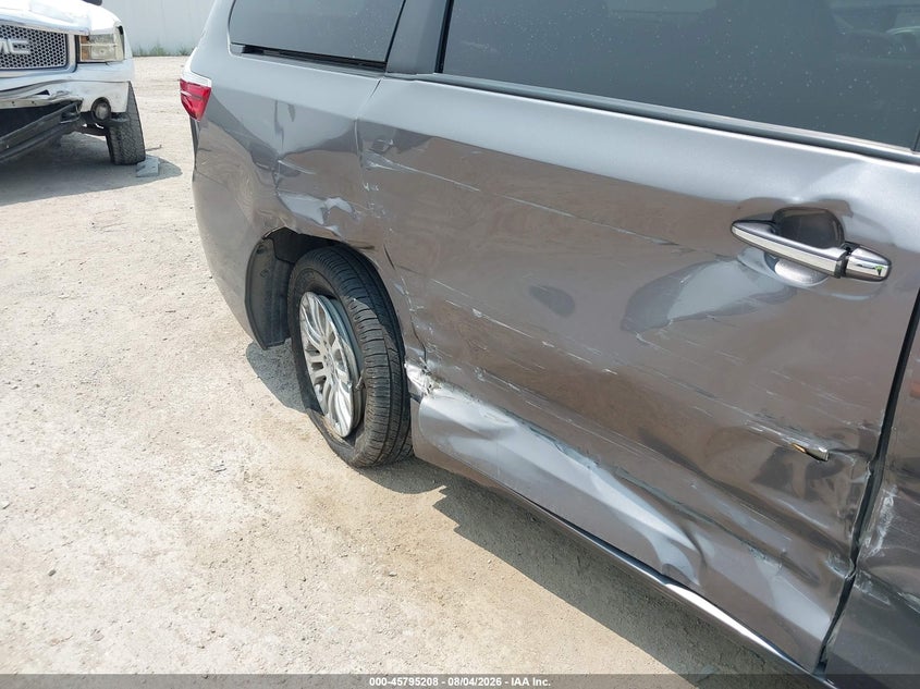 2017 TOYOTA SIENNA auction photo 6