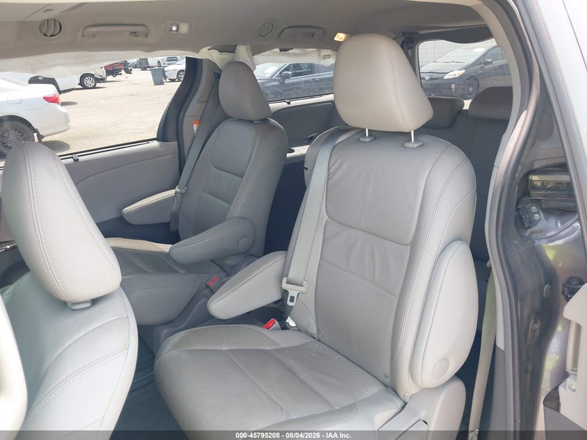 2017 TOYOTA SIENNA auction photo 8