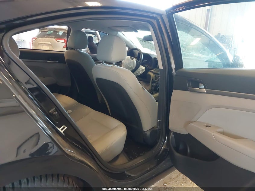 2017 HYUNDAI ELANTRA auction photo 8