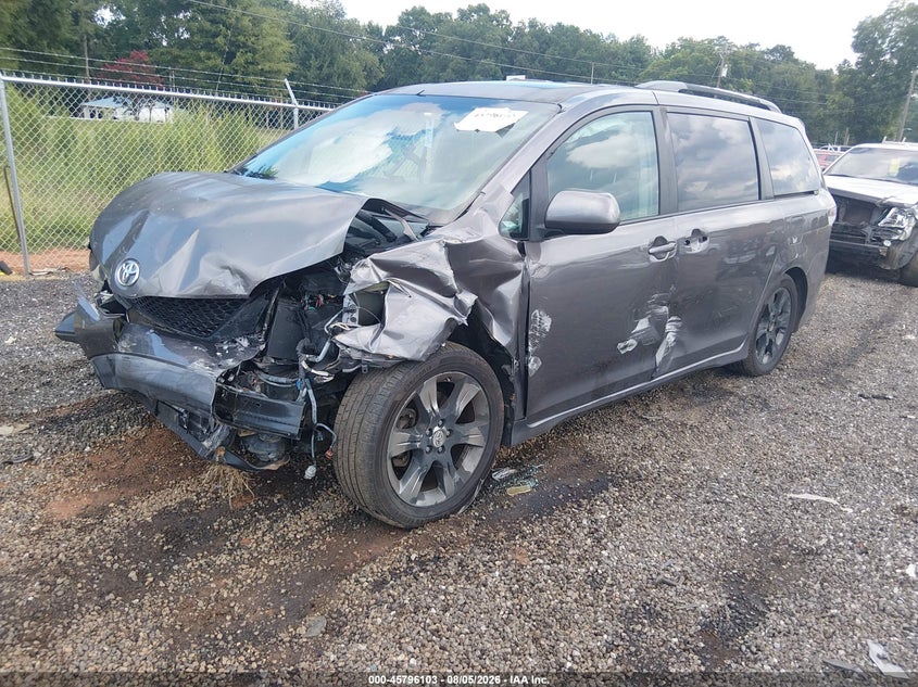 2011 TOYOTA SIENNA auction photo 2