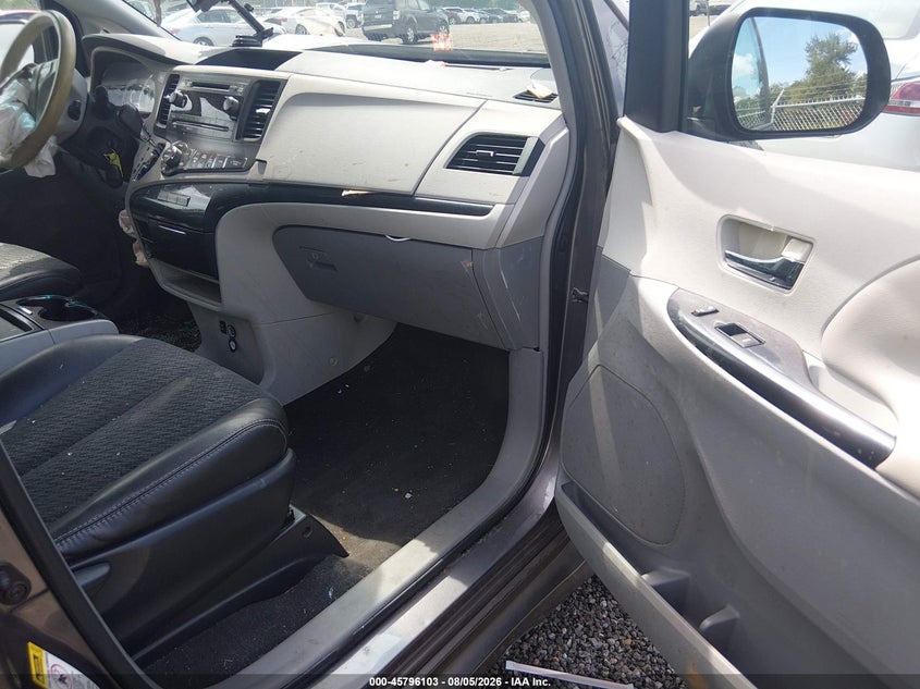 2011 TOYOTA SIENNA auction photo 5