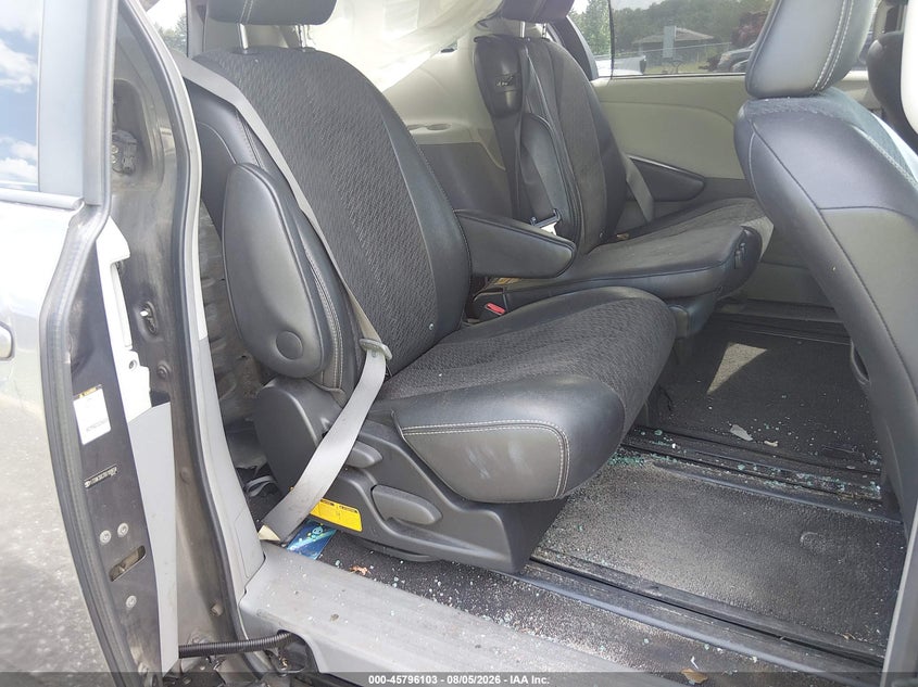 2011 TOYOTA SIENNA auction photo 8
