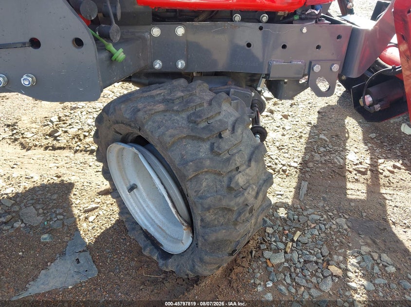 2023 MASSEY FERGUSON GC1723E TRACTOR auction photo 6