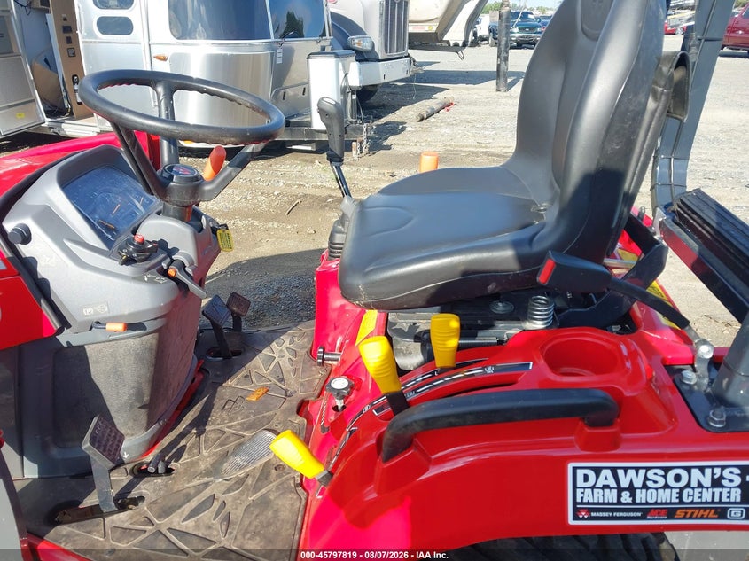 2023 MASSEY FERGUSON GC1723E TRACTOR auction photo 8