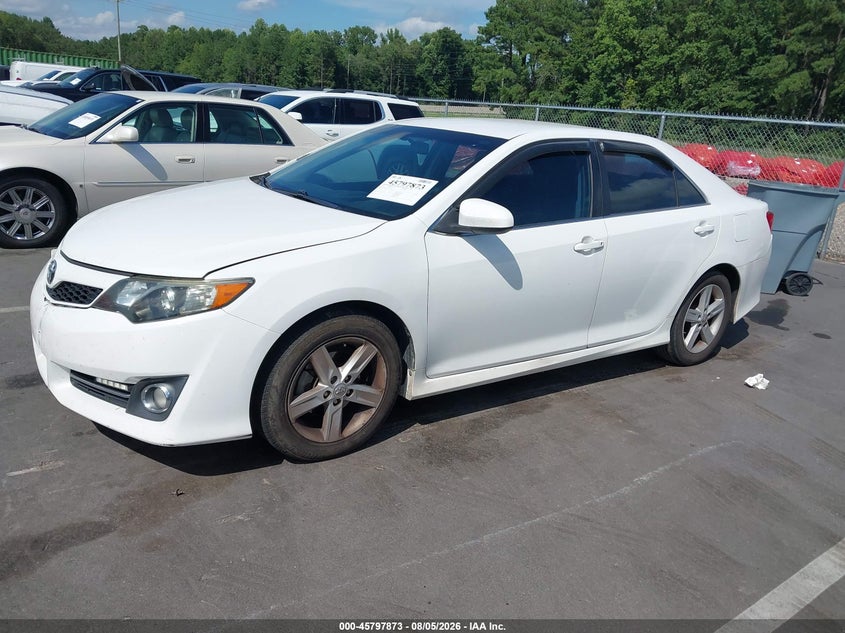 Vin: 4t1bf1fk2eu322575, lot: 46296704, toyota camry se 20142