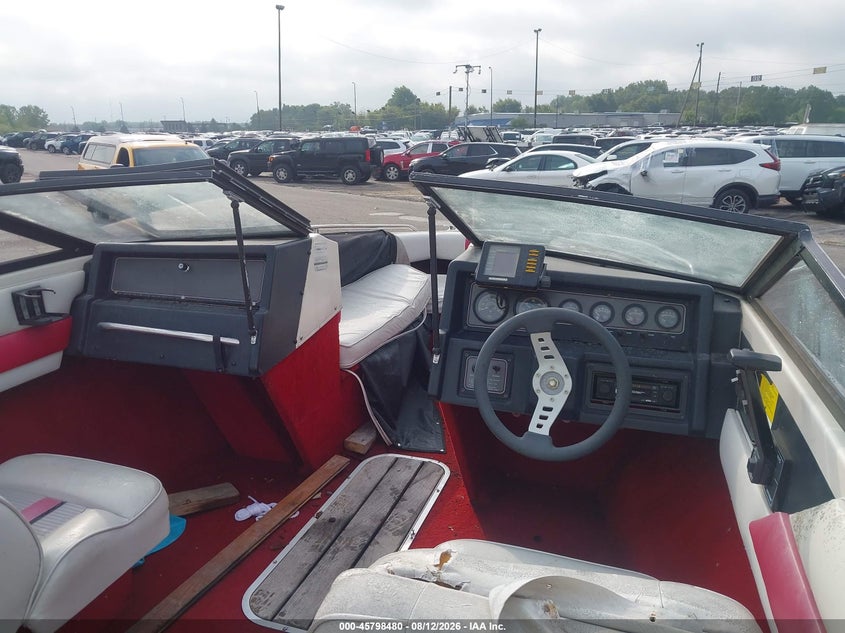 1990 WELLCRAFT 18' auction photo 5