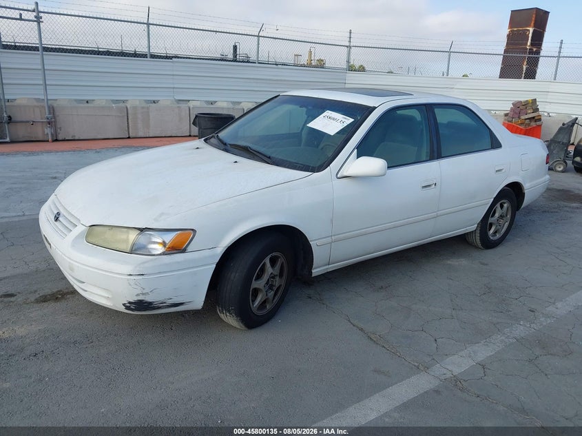 1998 Toyota Camry, Right Front, IAAI, VIN JT2BG22K7W0121575 — photo 2