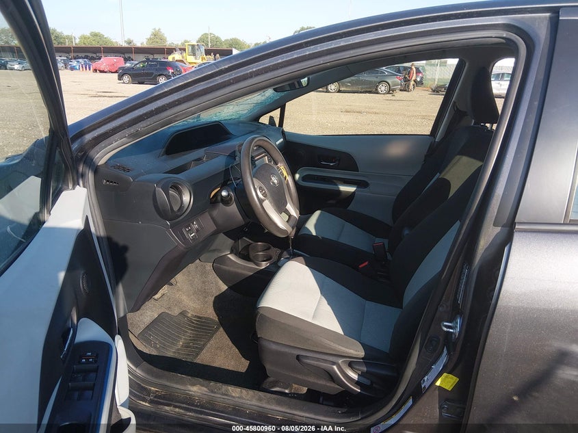 2013 TOYOTA PRIUS C auction photo 5