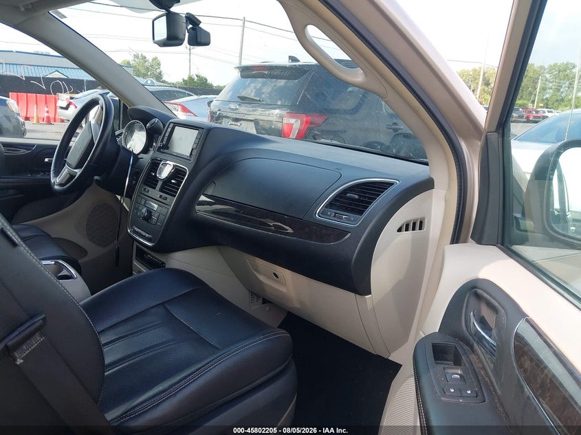 2014 CHRYSLER TOWN & COUNTRY auction photo 5