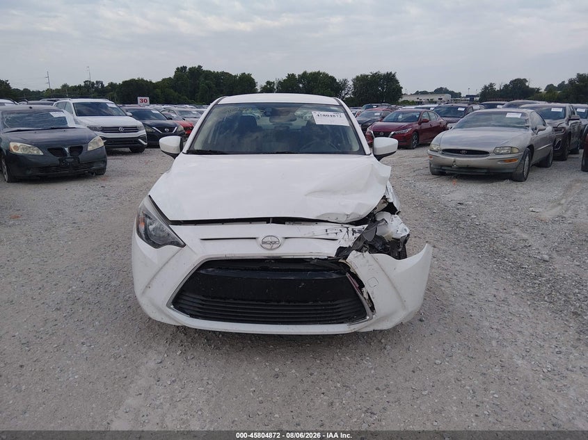 2016 SCION IA · Фото 12