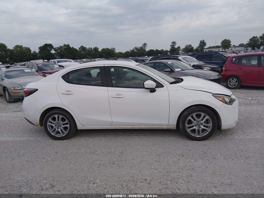 2016 SCION IA · Фото 13