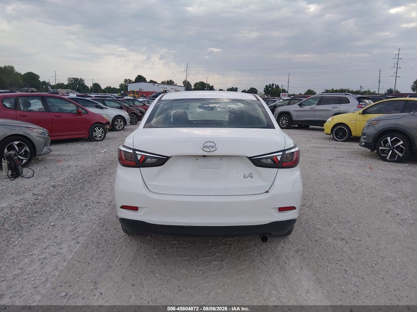 2016 SCION IA · Фото 16