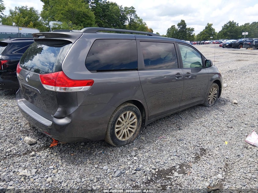 2011 TOYOTA SIENNA auction photo 4